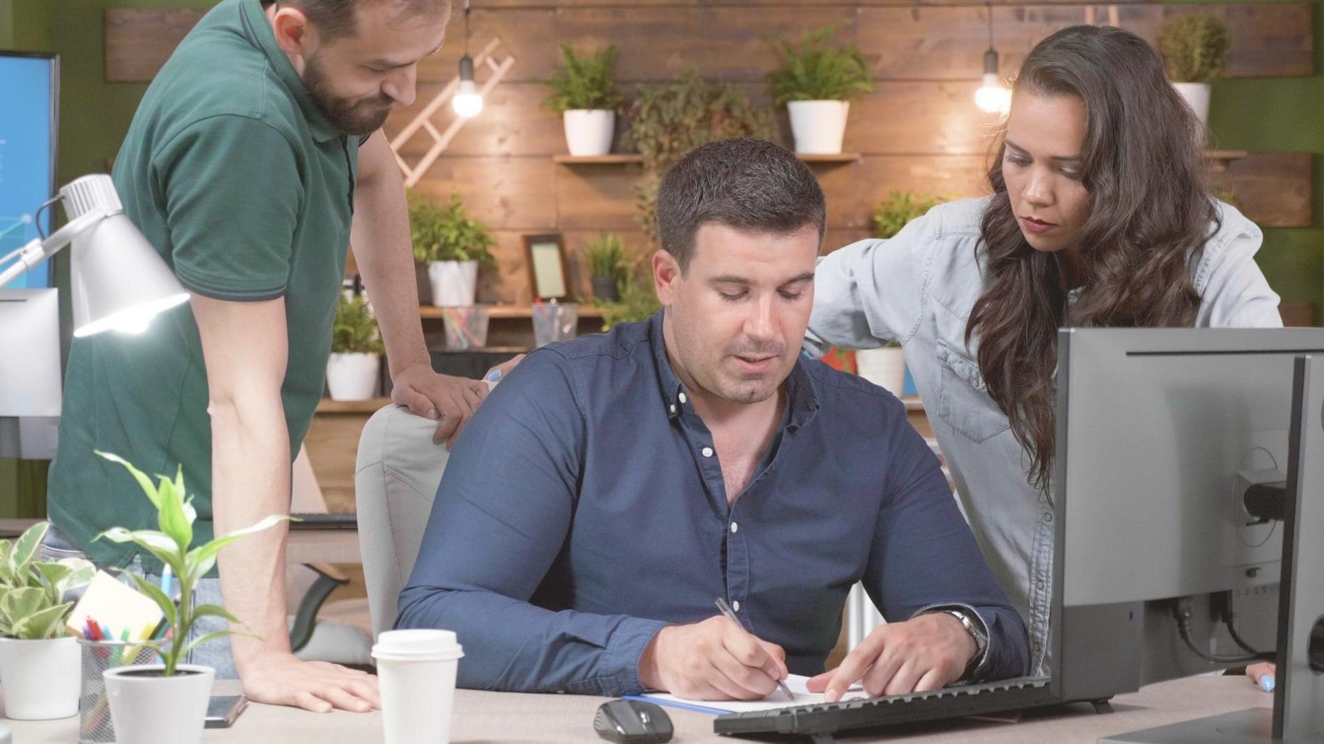 Étudiants analysant des graphiques financiers lors d'une session de formation